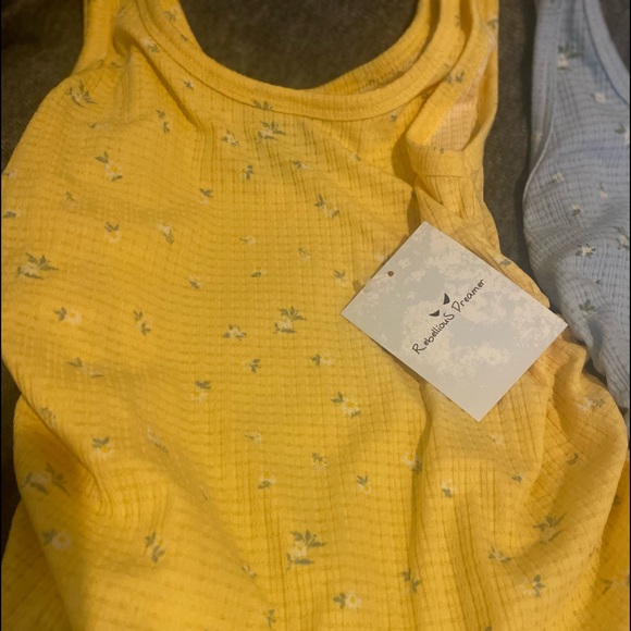 Tops - Picture 4 of 5